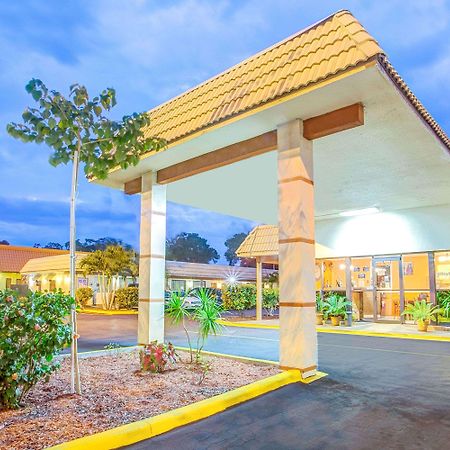 Days Inn By Wyndham St. Petersburg Central Εξωτερικό φωτογραφία