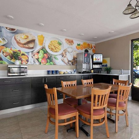 Days Inn By Wyndham St. Petersburg Central Εξωτερικό φωτογραφία