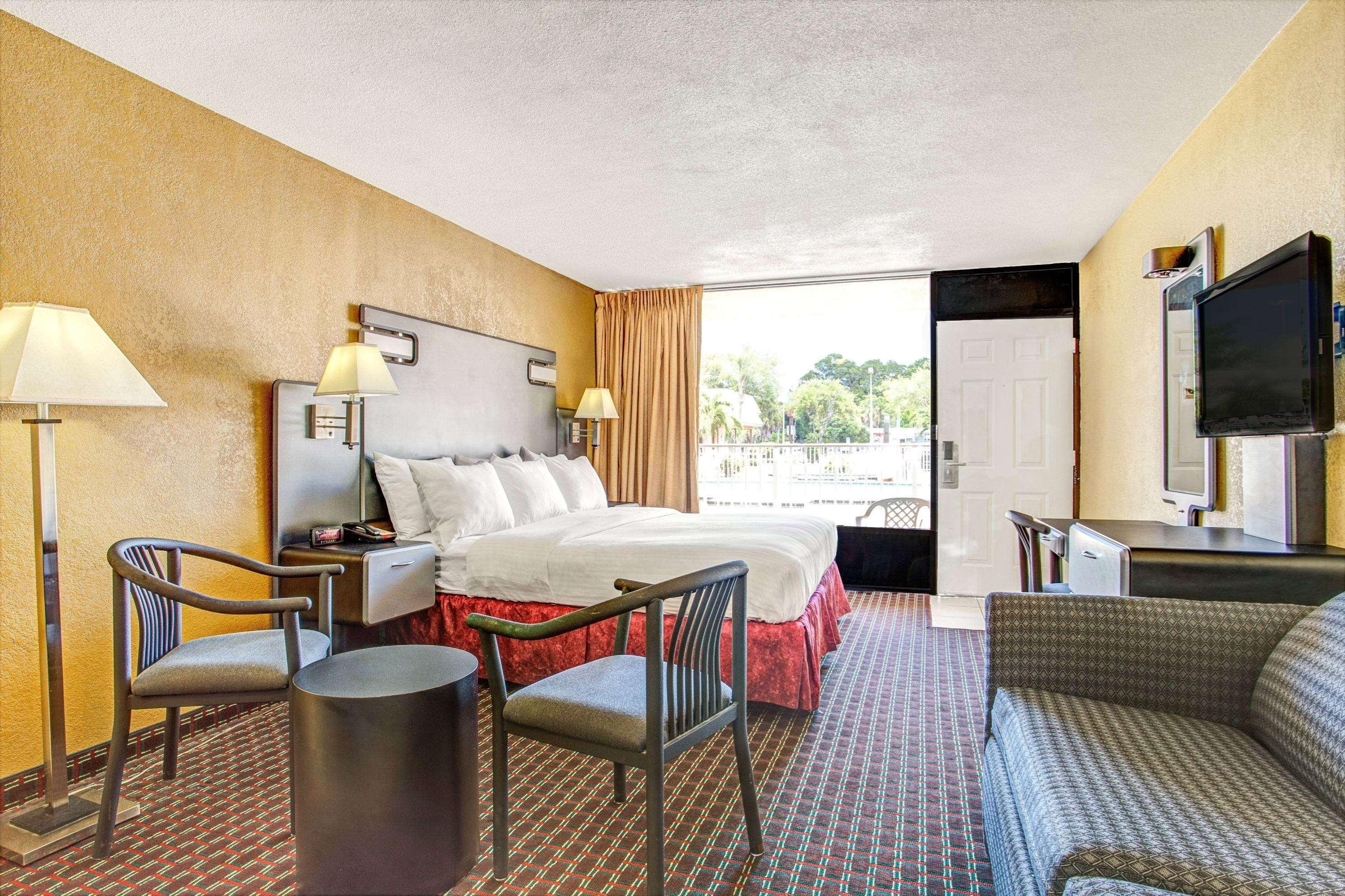 Days Inn By Wyndham St. Petersburg Central Εξωτερικό φωτογραφία