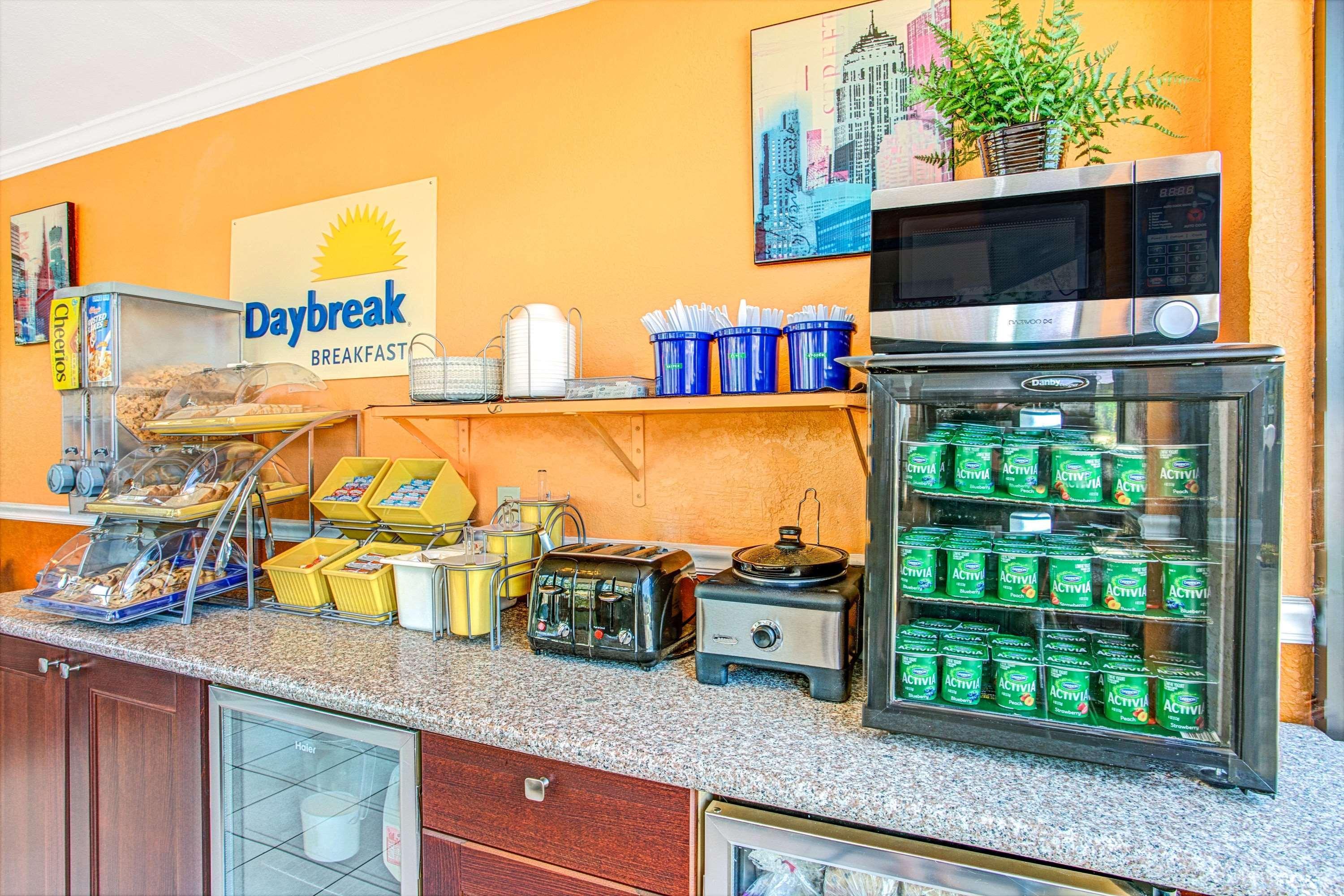 Days Inn By Wyndham St. Petersburg Central Εξωτερικό φωτογραφία