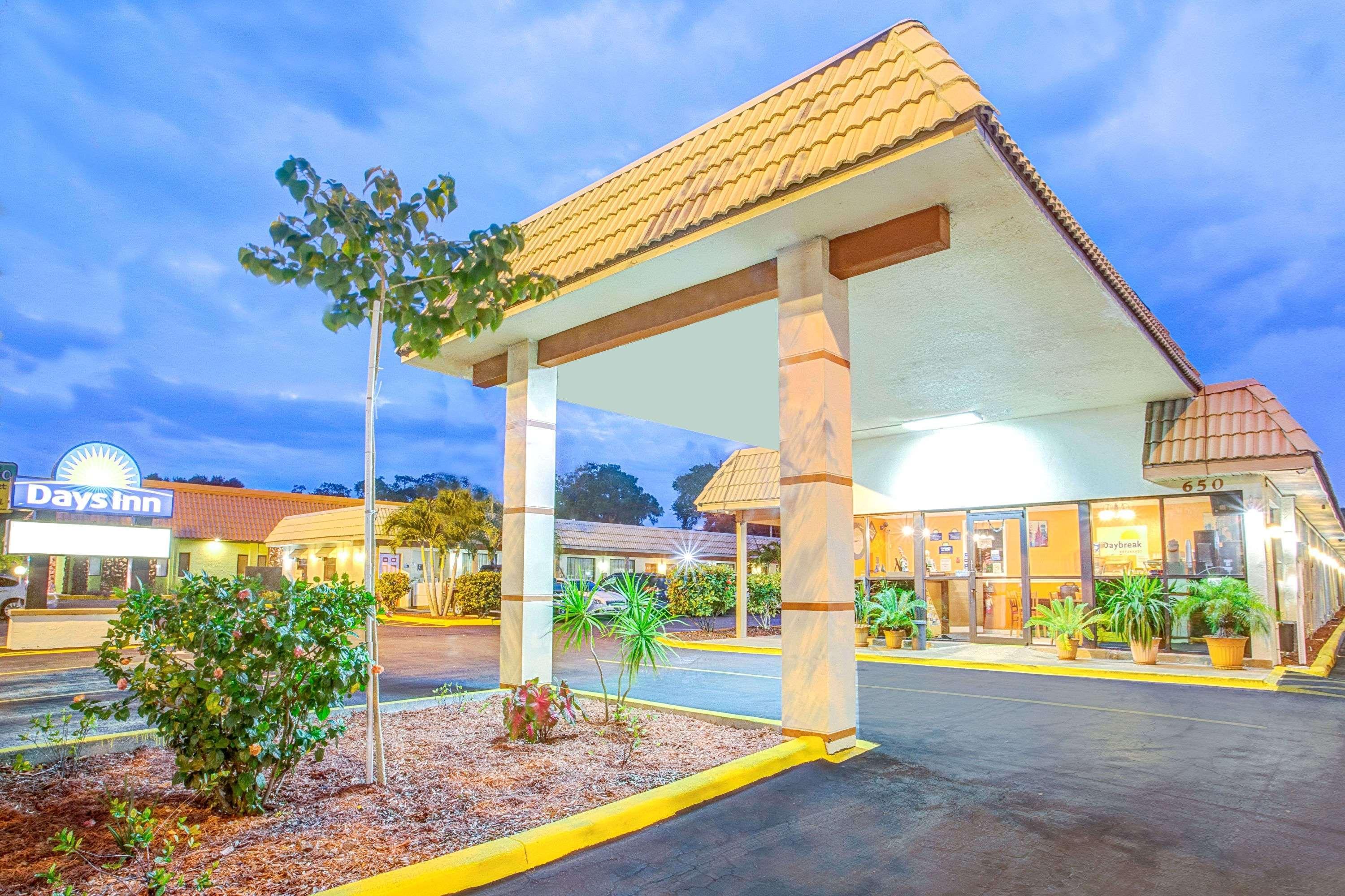 Days Inn By Wyndham St. Petersburg Central Εξωτερικό φωτογραφία
