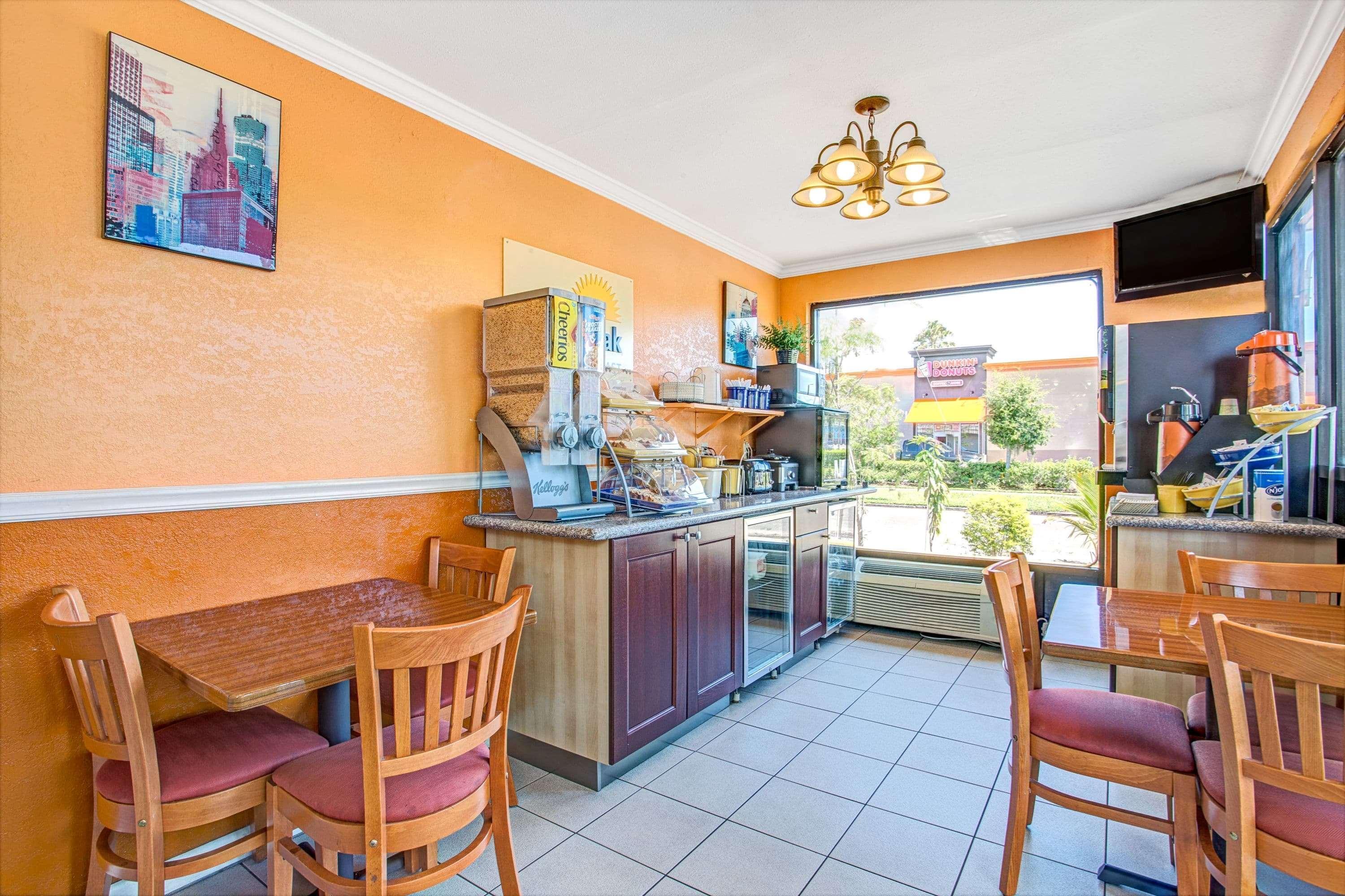 Days Inn By Wyndham St. Petersburg Central Εξωτερικό φωτογραφία