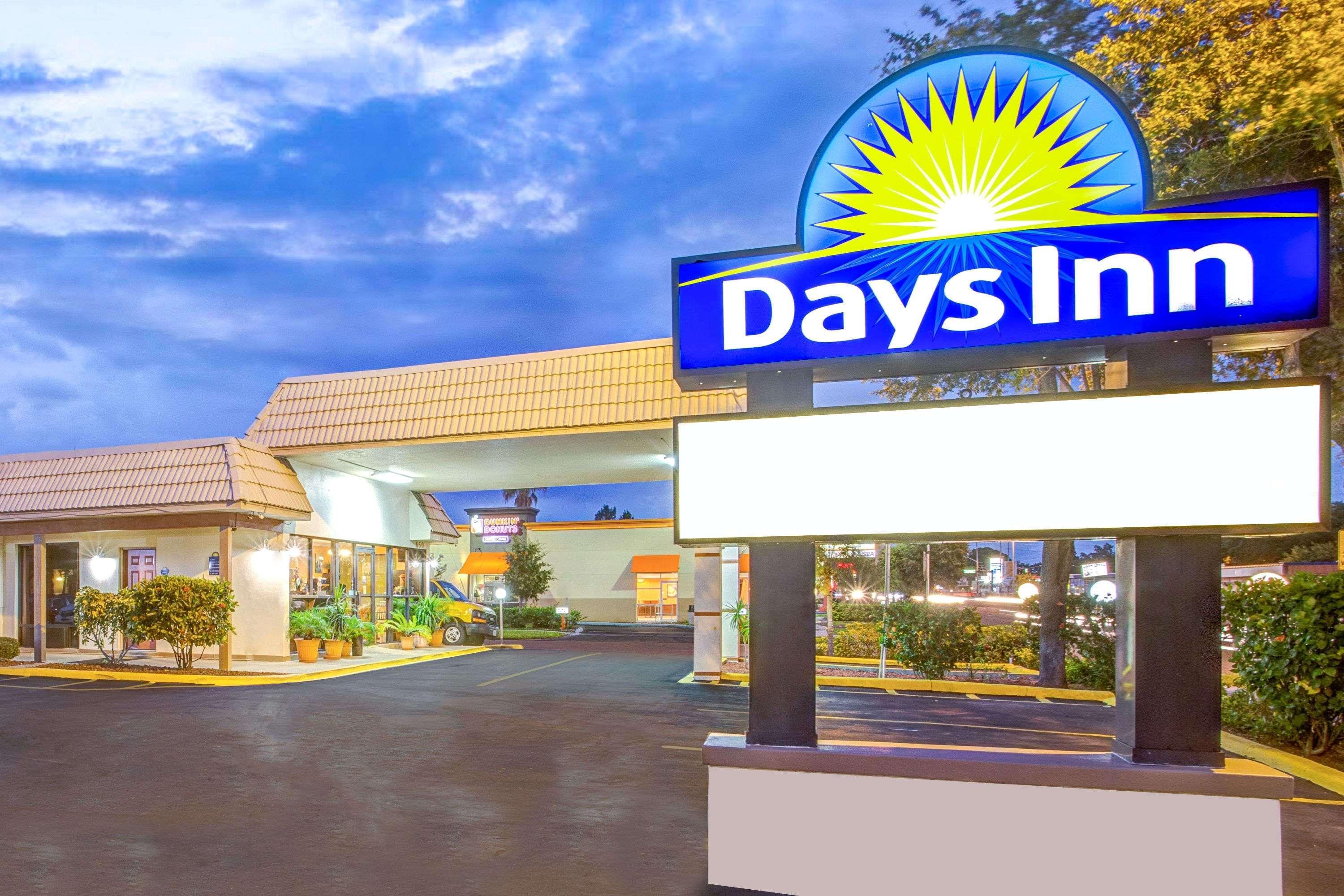 Days Inn By Wyndham St. Petersburg Central Εξωτερικό φωτογραφία