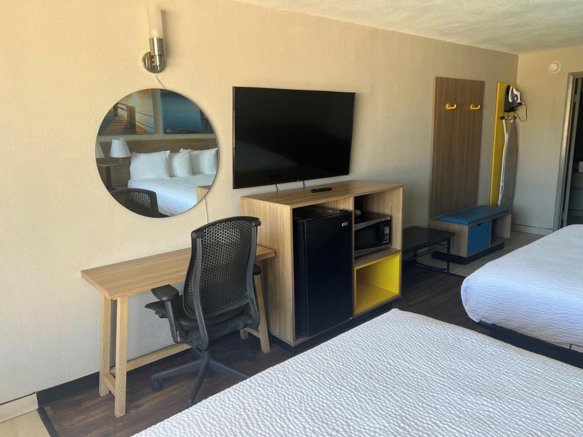 Days Inn By Wyndham St. Petersburg Central Εξωτερικό φωτογραφία