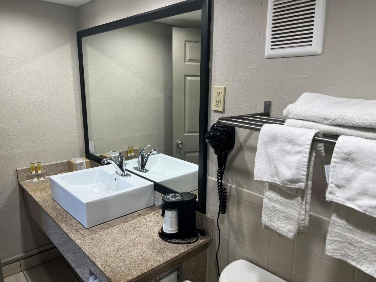 Days Inn By Wyndham St. Petersburg Central Εξωτερικό φωτογραφία