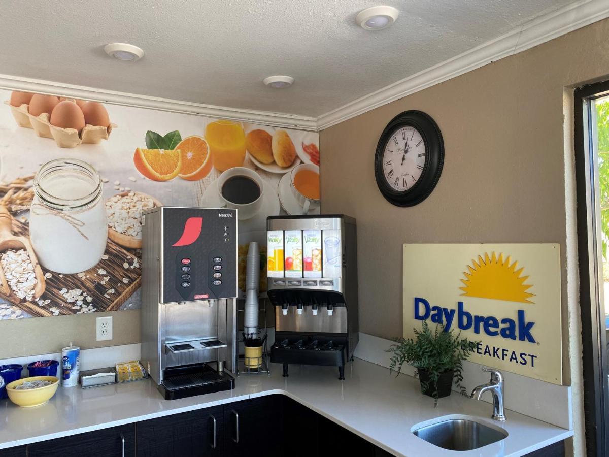 Days Inn By Wyndham St. Petersburg Central Εξωτερικό φωτογραφία