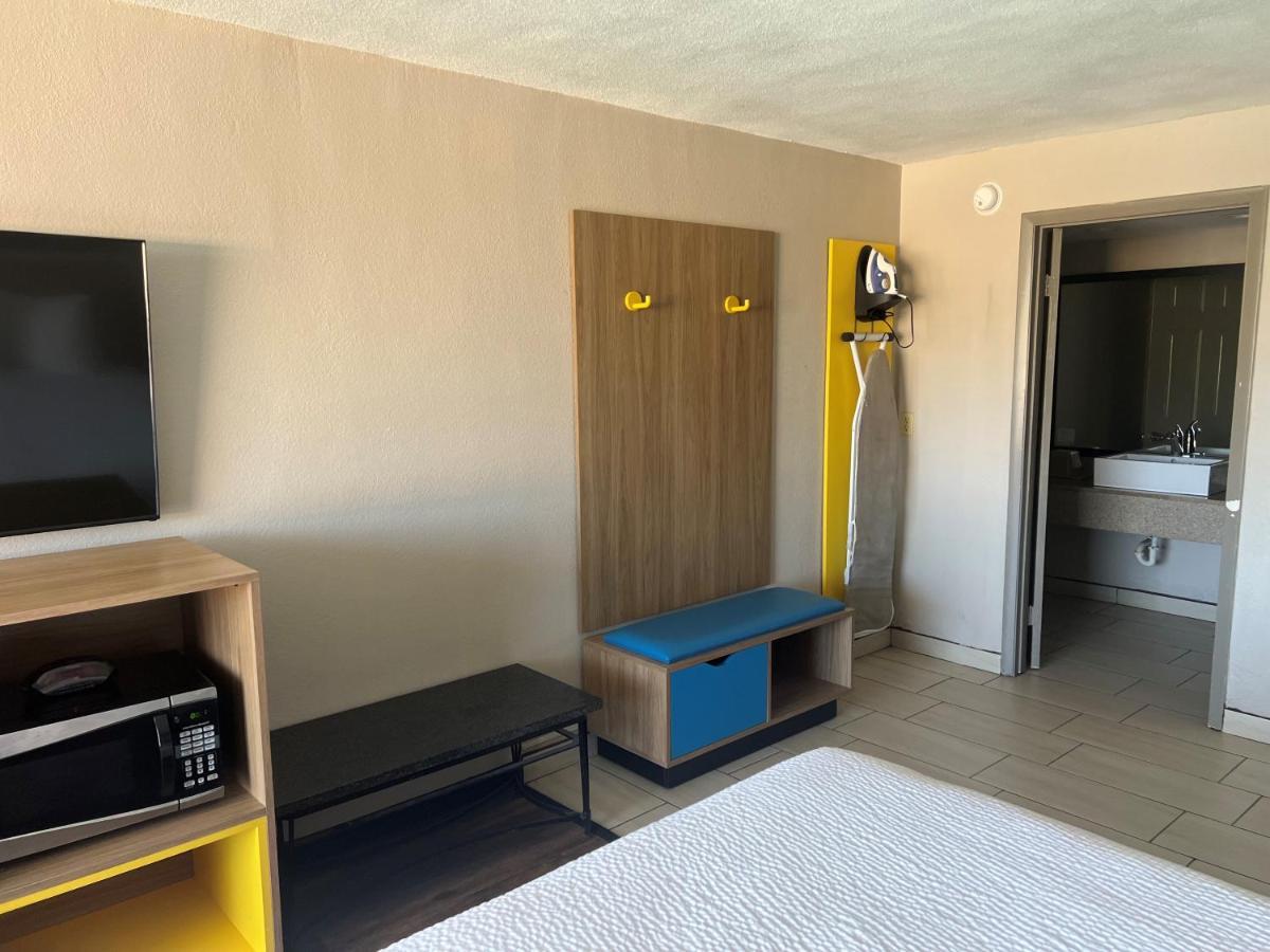 Days Inn By Wyndham St. Petersburg Central Εξωτερικό φωτογραφία