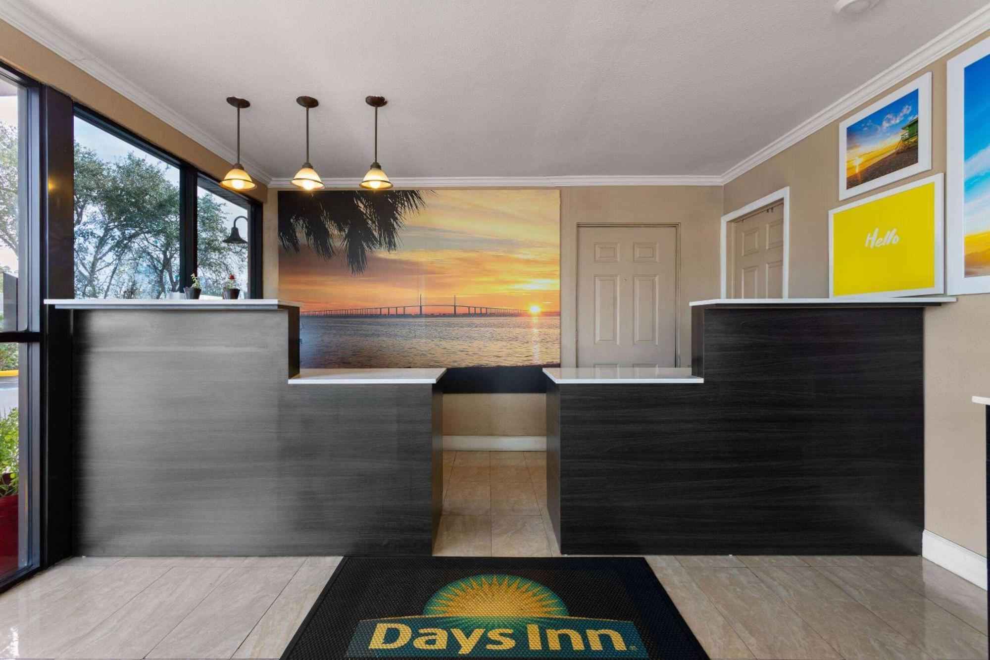 Days Inn By Wyndham St. Petersburg Central Εξωτερικό φωτογραφία