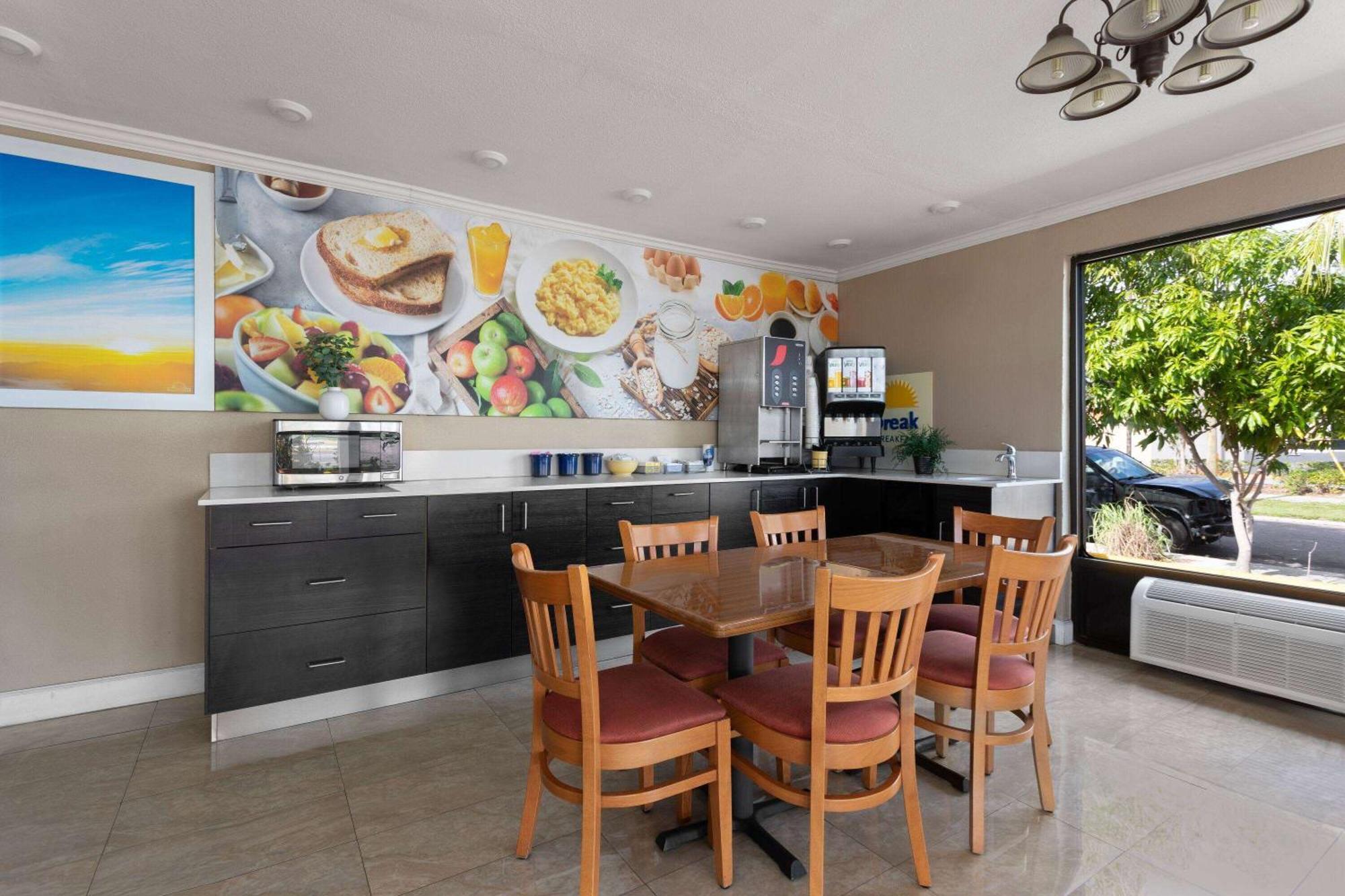 Days Inn By Wyndham St. Petersburg Central Εξωτερικό φωτογραφία