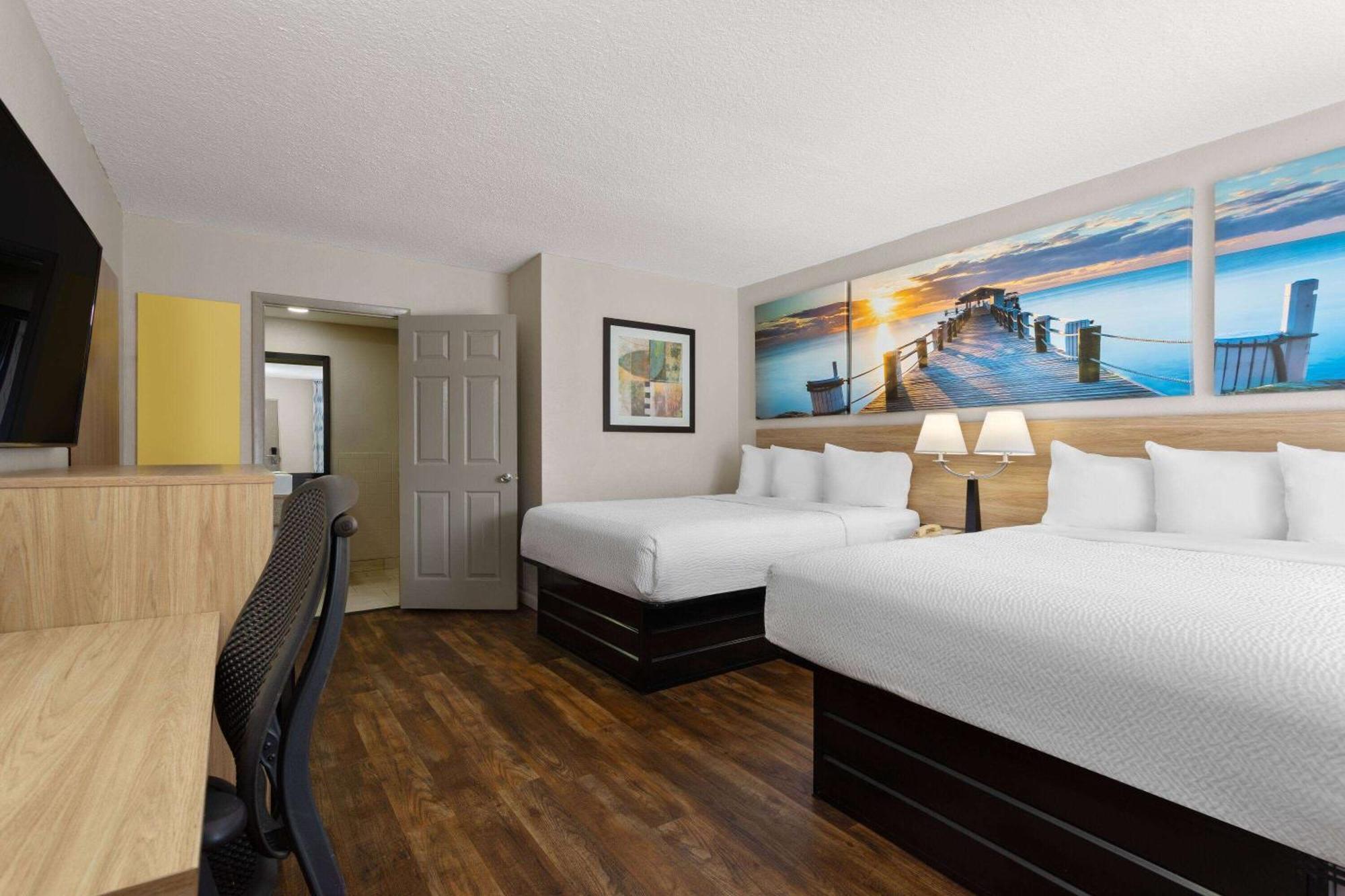 Days Inn By Wyndham St. Petersburg Central Εξωτερικό φωτογραφία