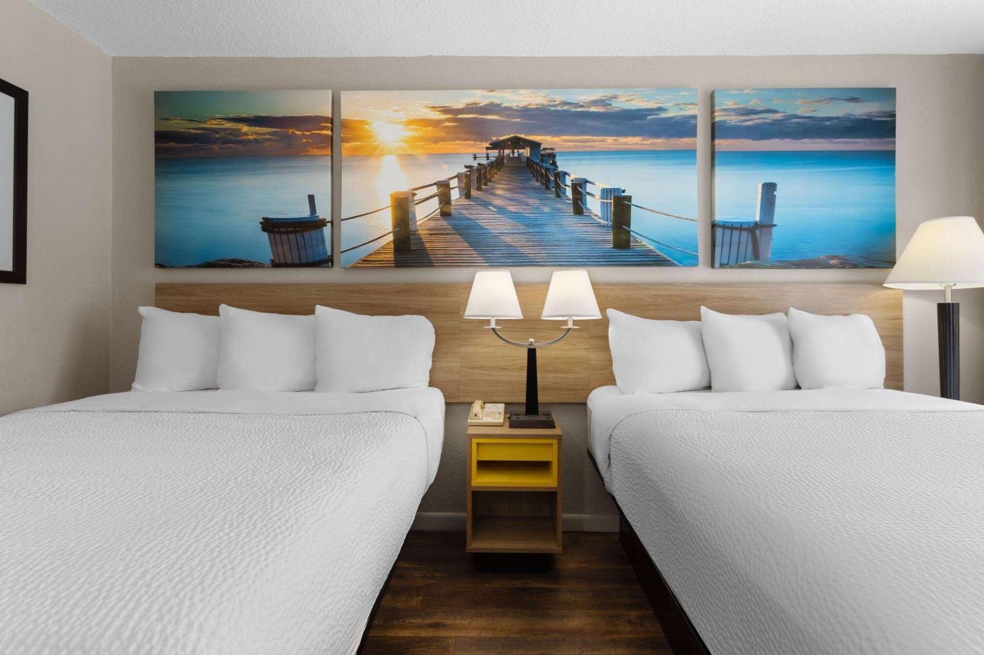 Days Inn By Wyndham St. Petersburg Central Εξωτερικό φωτογραφία