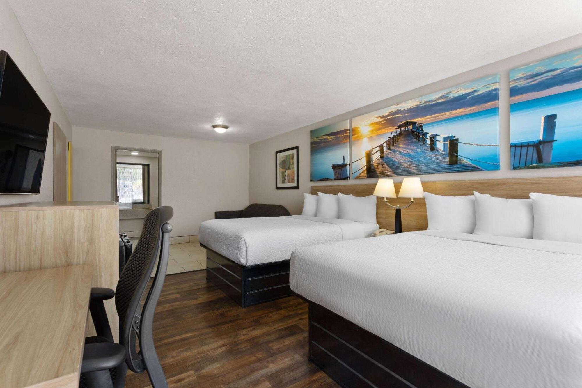 Days Inn By Wyndham St. Petersburg Central Εξωτερικό φωτογραφία