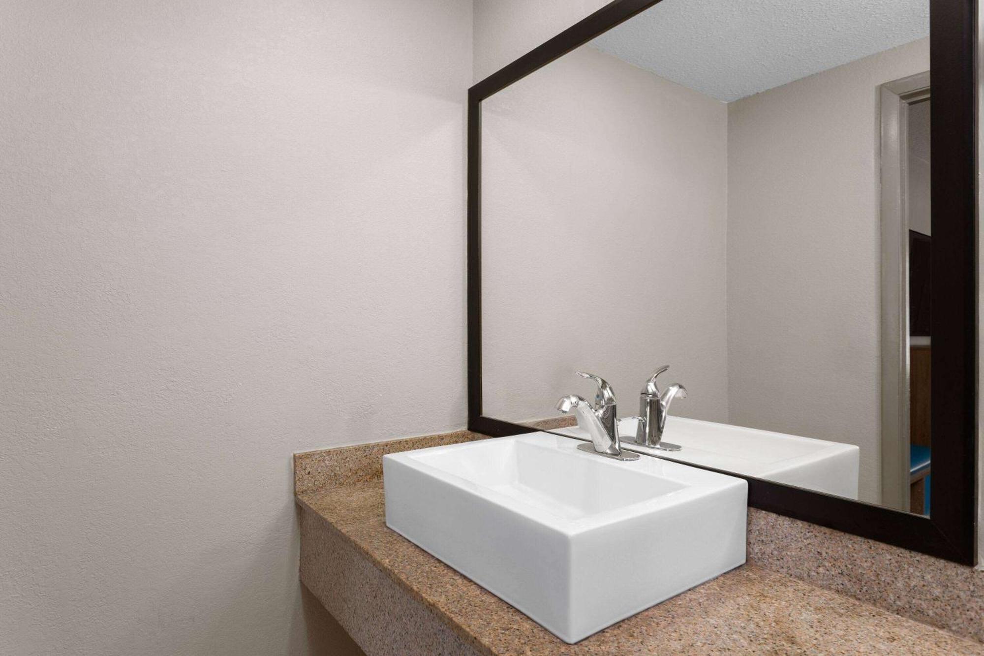Days Inn By Wyndham St. Petersburg Central Εξωτερικό φωτογραφία