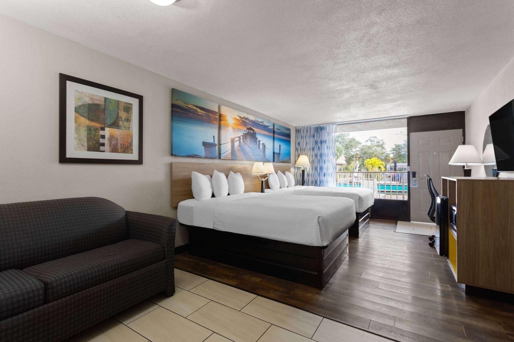 Days Inn By Wyndham St. Petersburg Central Εξωτερικό φωτογραφία