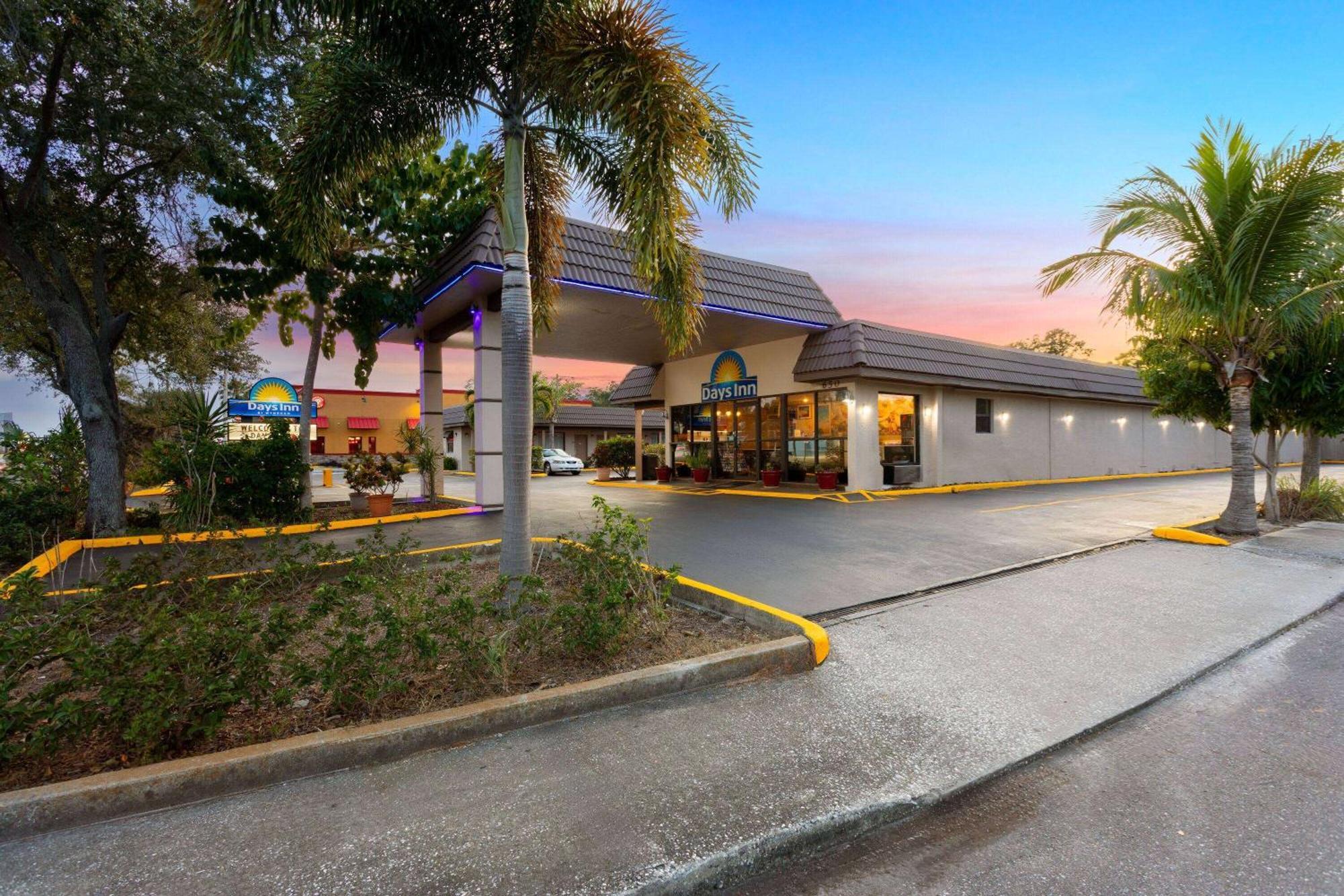 Days Inn By Wyndham St. Petersburg Central Εξωτερικό φωτογραφία