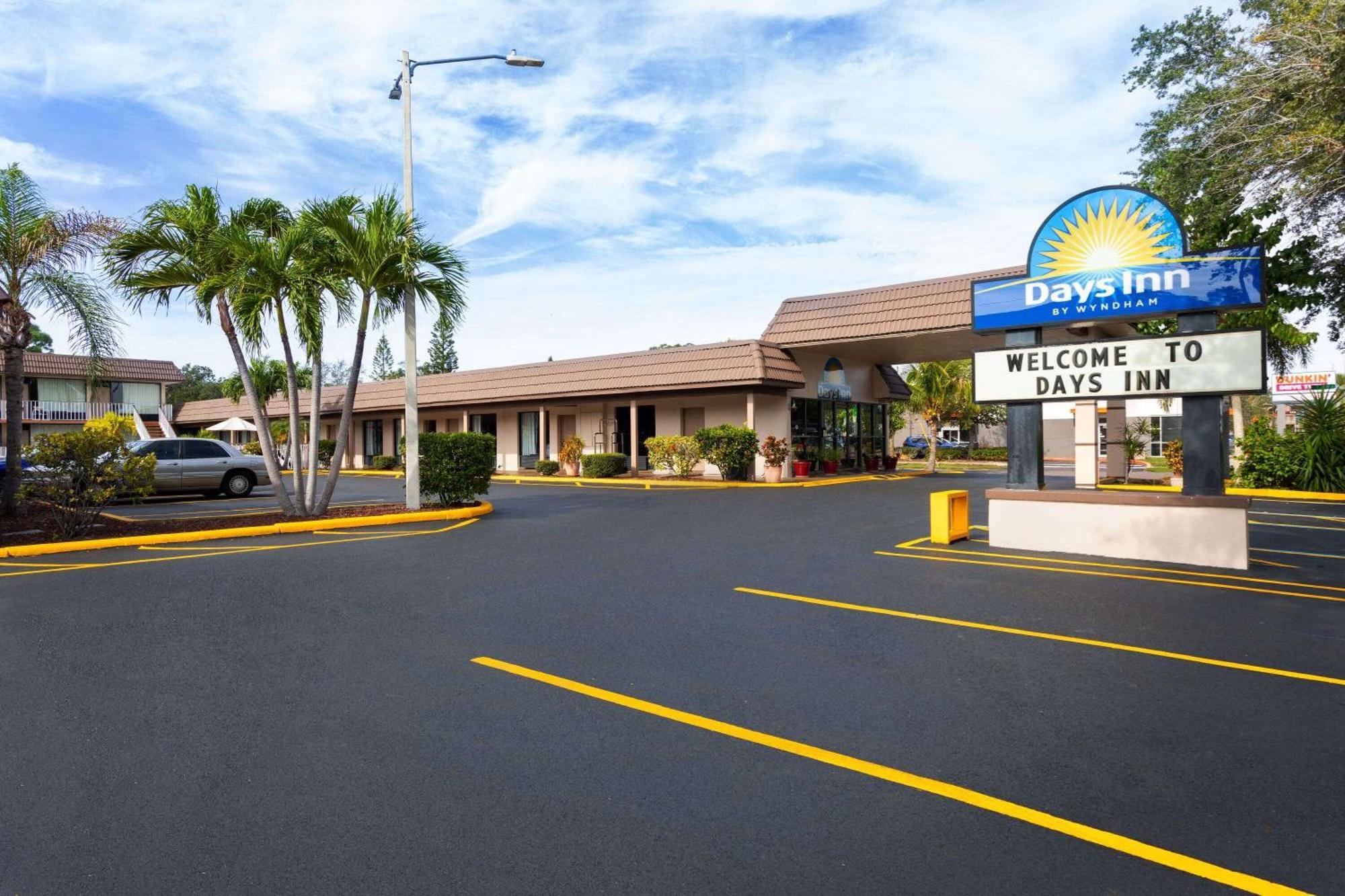 Days Inn By Wyndham St. Petersburg Central Εξωτερικό φωτογραφία