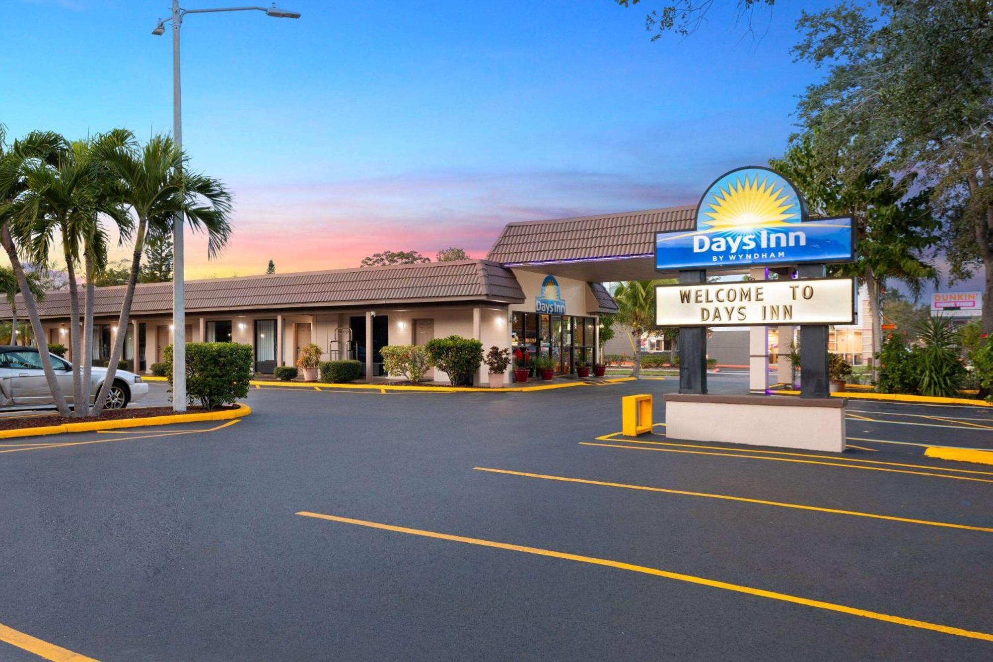 Days Inn By Wyndham St. Petersburg Central Εξωτερικό φωτογραφία