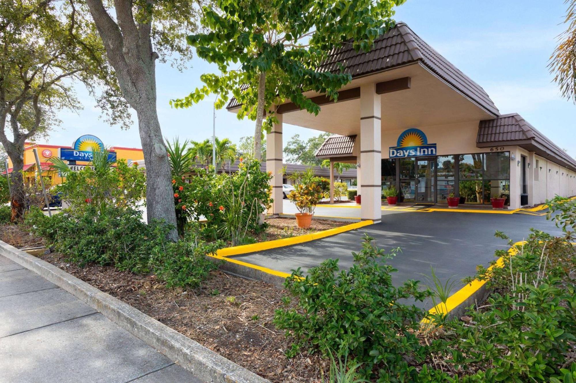 Days Inn By Wyndham St. Petersburg Central Εξωτερικό φωτογραφία